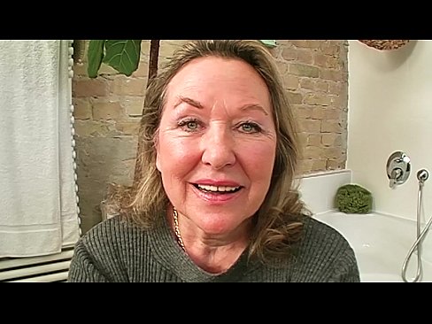 Oma neukt haar eigen kleinzoon en maakt hem lekker klaar