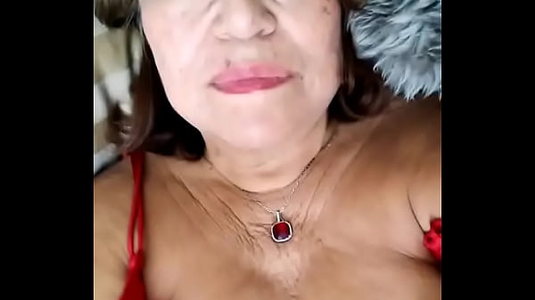 Abuela peluda masilla masturbándose