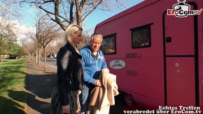 Opa schleppt deutsche teen auf der Straße ab und fickt sie im auto